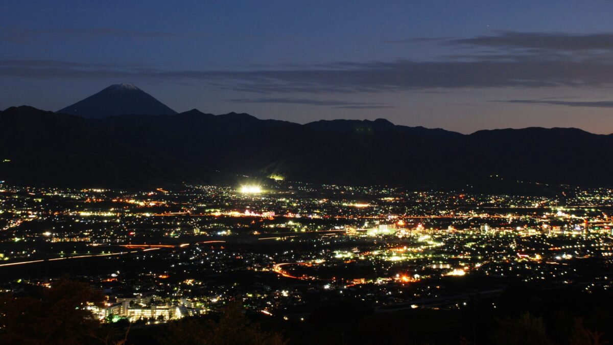夜景を望む宿ﾌﾙｰﾂﾊﾟｰｸ富士屋ﾎﾃﾙとｼｬｲﾝﾏｽｶｯﾄ狩り