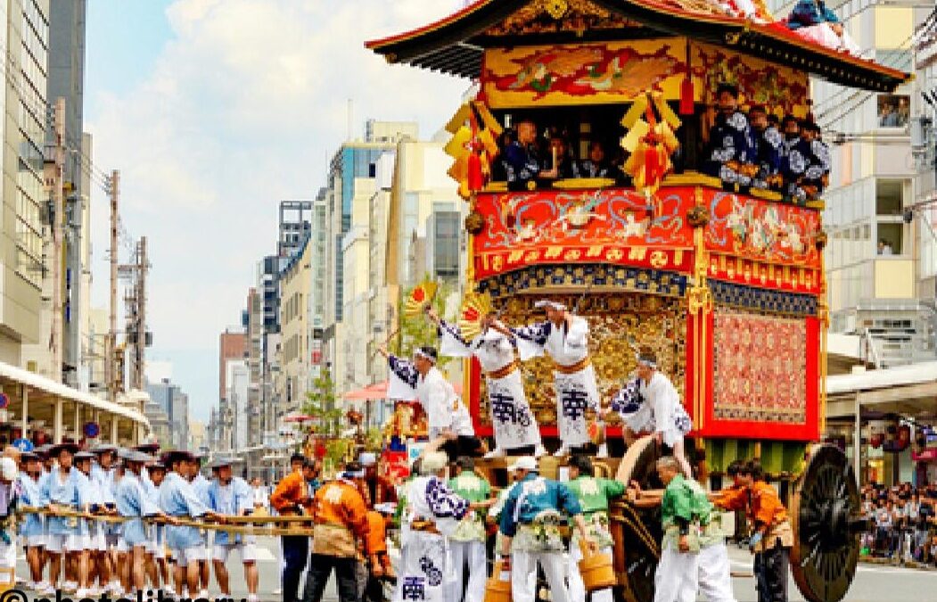 古都の夏を彩る　祇園祭山鉾巡行